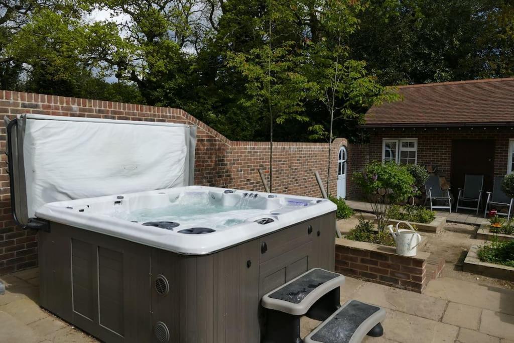 The Stables - 2 Bed With Large Garden And Hot Tub. Holiday home *