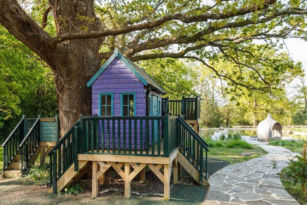The Stables - 2 Bed With Large Garden And Hot Tub. Holiday home Sway