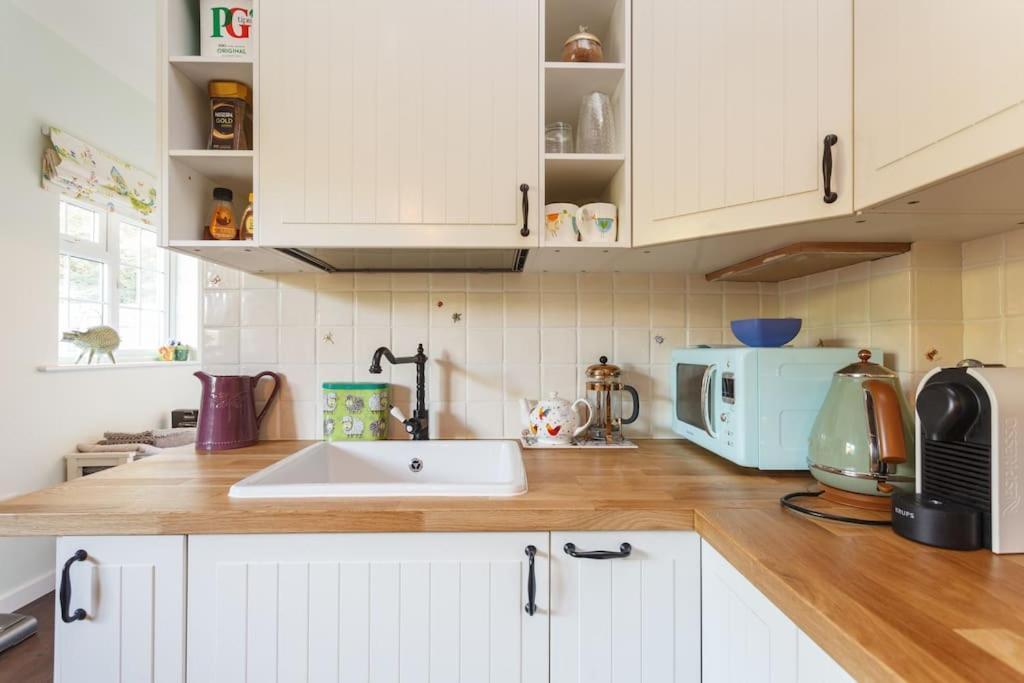 The Stables - 2 Bed With Large Garden And Hot Tub. Holiday home Sway