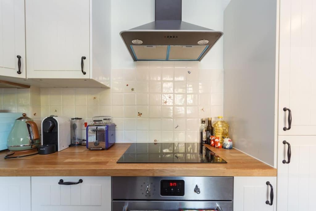 Holiday home The Stables - 2 Bed With Large Garden And Hot Tub. Sway