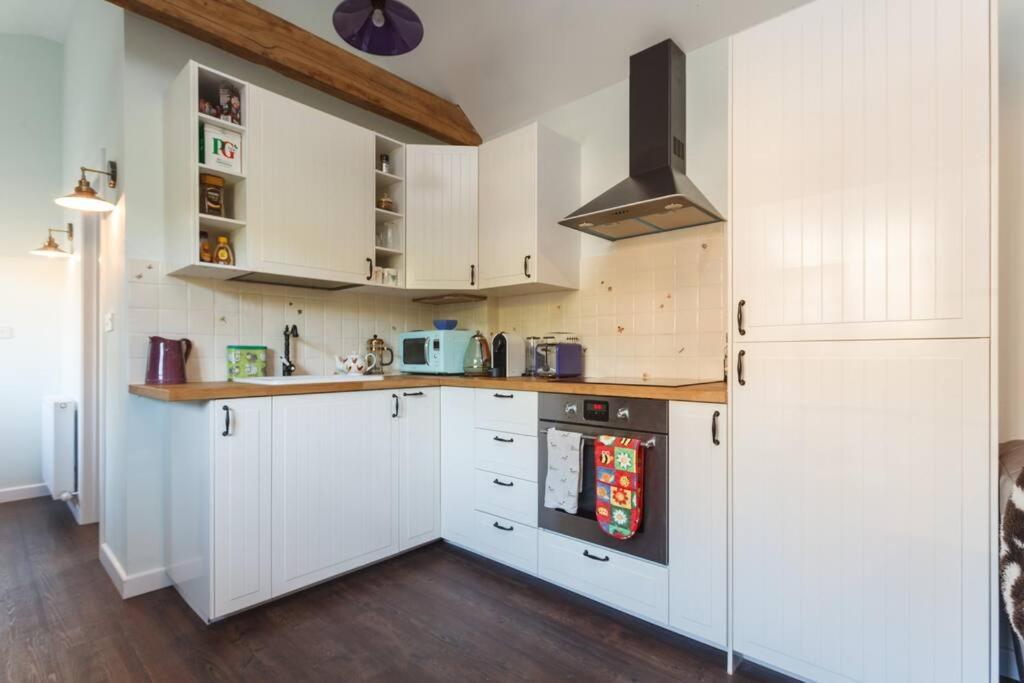 The Stables - 2 Bed With Large Garden And Hot Tub. * Sway