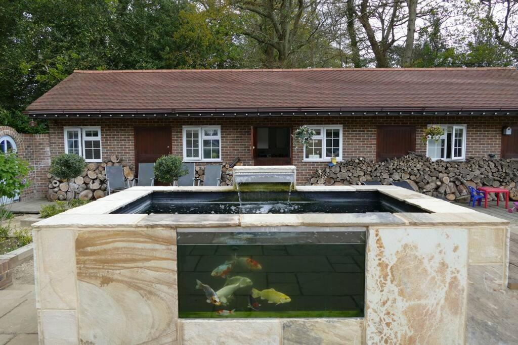 The Stables - 2 Bed With Large Garden And Hot Tub. Holiday home Sway
