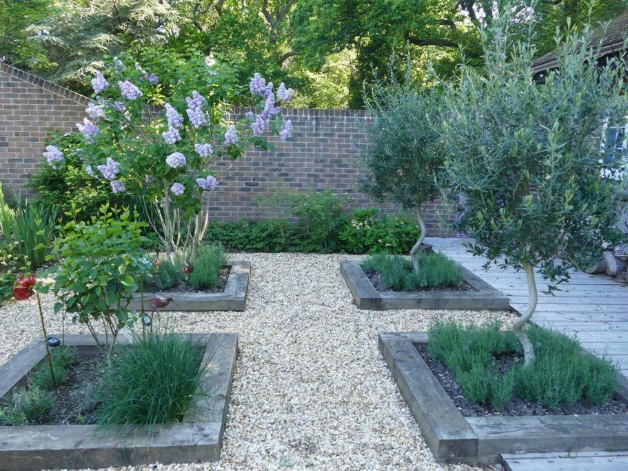 The Stables - 2 Bed With Large Garden And Hot Tub. Sway