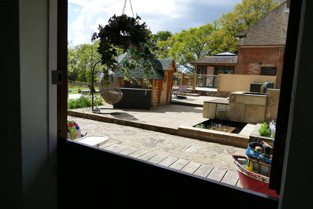 The Stables - 2 Bed With Large Garden And Hot Tub. Sway