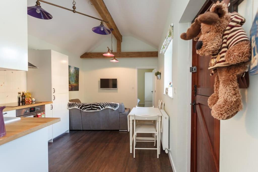 The Stables - 2 Bed With Large Garden And Hot Tub. * Sway