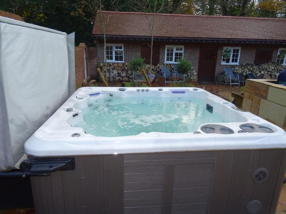 The Stables - 2 Bed With Large Garden And Hot Tub. * Sway